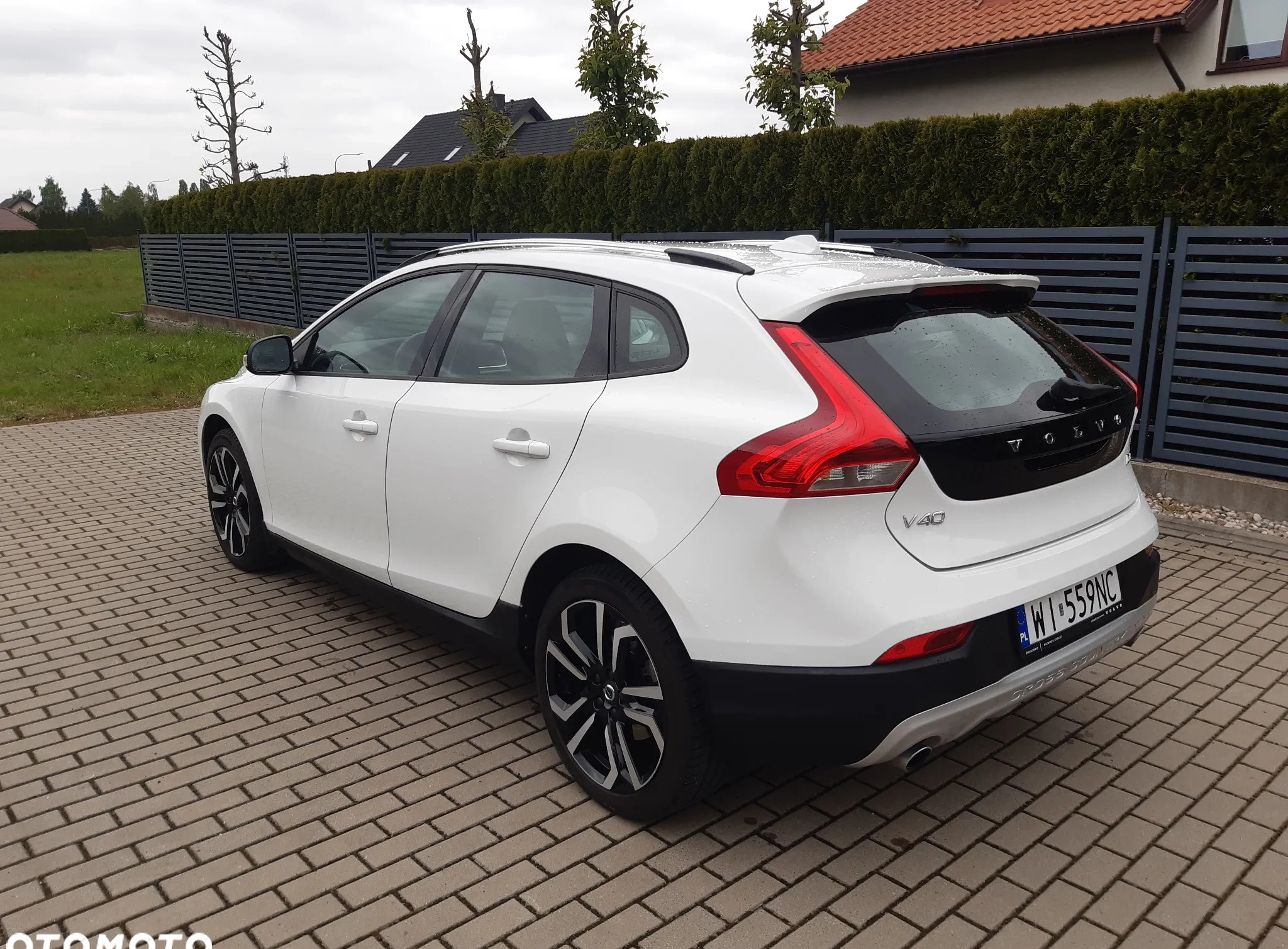 Volvo V40 cena 55000 przebieg: 173000, rok produkcji 2017 z Warszawa małe 79